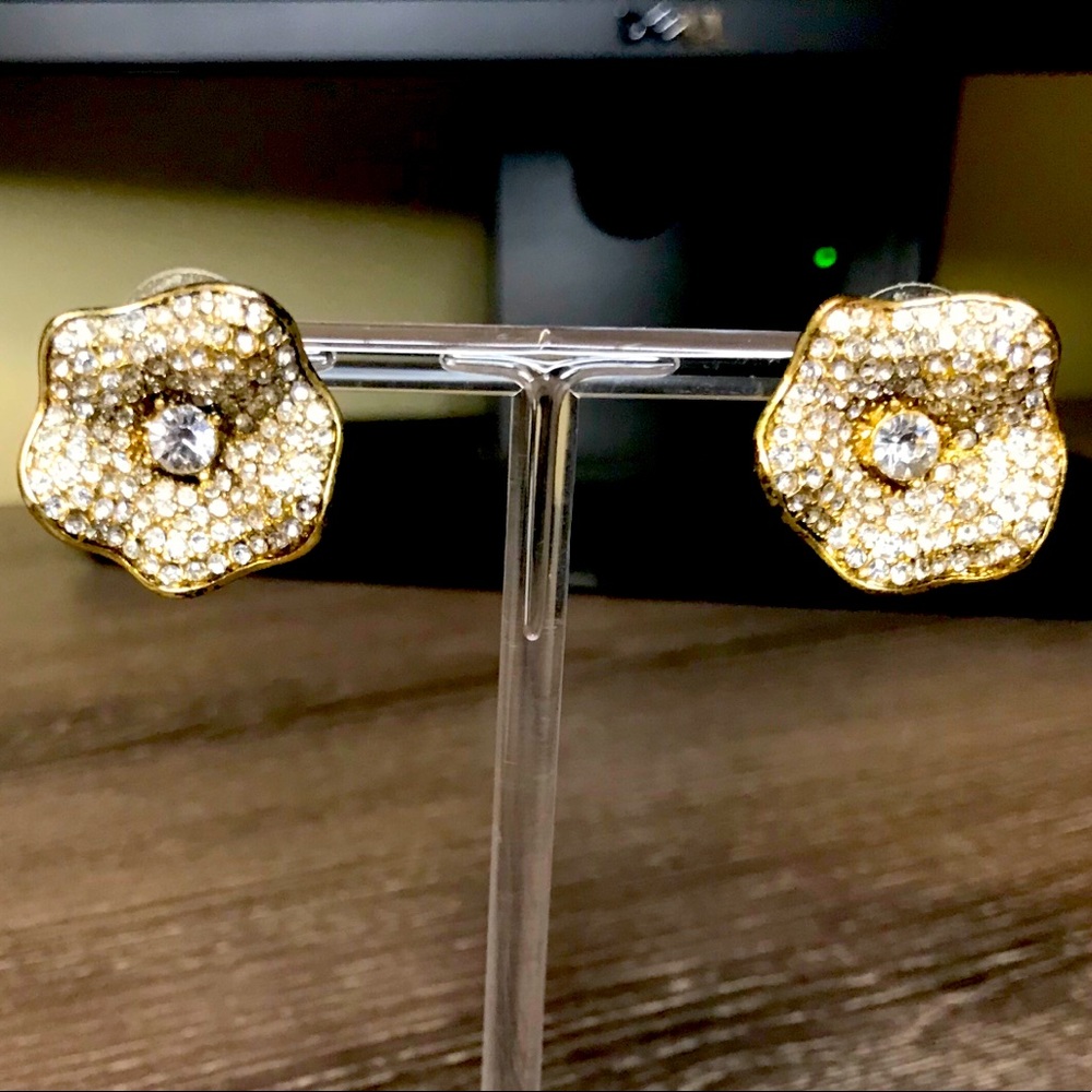 Gold tone flower earrings